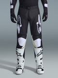 Alpinestars 2026 Racer Air Riway bukser, motocross-bukser, sort og hvid, med markante hvide Alpinestars-logoer på lårene og knæpanelerne, kombineret med hvide og sorte motocross-støvler og sorte handsker, atletisk race-fit design til off-road kørsel