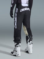 Alpinestars 2026 Racer Air Riway bukser, motocrossbukser, sort og hvid, set bagfra med stort hvidt Astars-branding på sædet og benene, beige læderpaneler på indersiden af knæene, båret med hvide og sorte Tech 7-støvler, førsteklasses off-road racingbeklædning.