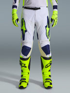 Alpinestars 2026 Racer Air Riway bukser, motocrossbukser, lysegrå, fluoriserende gul og blå, vist med matchende neongule handsker og støvler, med perforerede frontpaneler for luftstrøm og markant blå og gul branding, atletisk design til off-road ydeevne