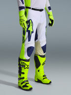 Alpinestars 2026 Racer Air Riway bukser, motocrossbukser, lysegrå, gul fluo og blå, båret med matchende gul fluo handsker og støvler, stort blåt logo på låret, perforerede ventilationspaneler, holdbart udstyr til motocross