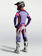 Alpinestars Supertech Dyna bukser og udstyrssæt i lilla og pink fluo, professionelt motocrossudstyr set bagfra.