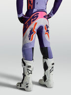 Alpinestars Supertech Dyna bukser, lilla og pink motocrossbukser til herre, åndbart ripstop, set bagfra med hvide støvler.