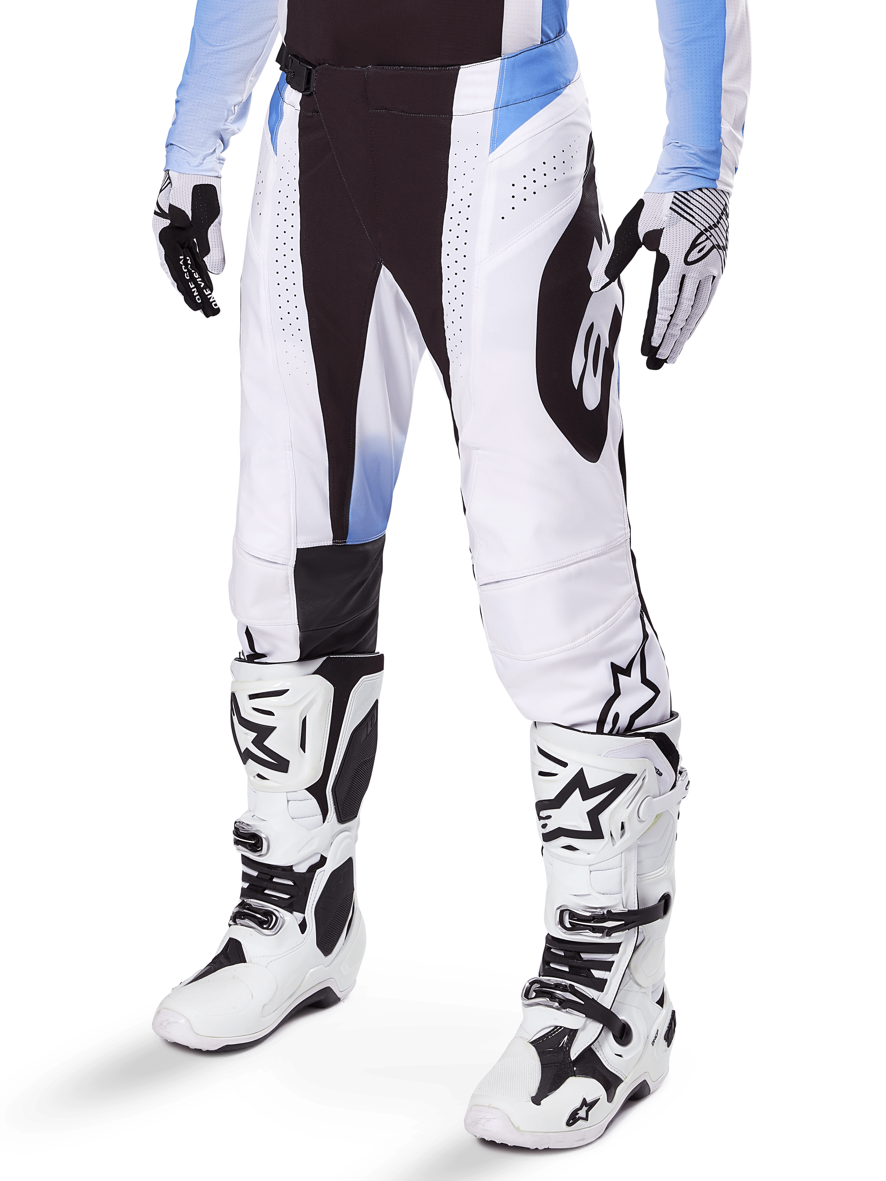 Alpinestars 2025 Techstar Melt bukser, motocross-bukser, hvide og sorte med blå detaljer, med laser-skårne perforeringer til ventilation og Babel-knækonstruktion, båret med matchende hvide motocross-støvler og -handsker, atletisk off-road racerdesign