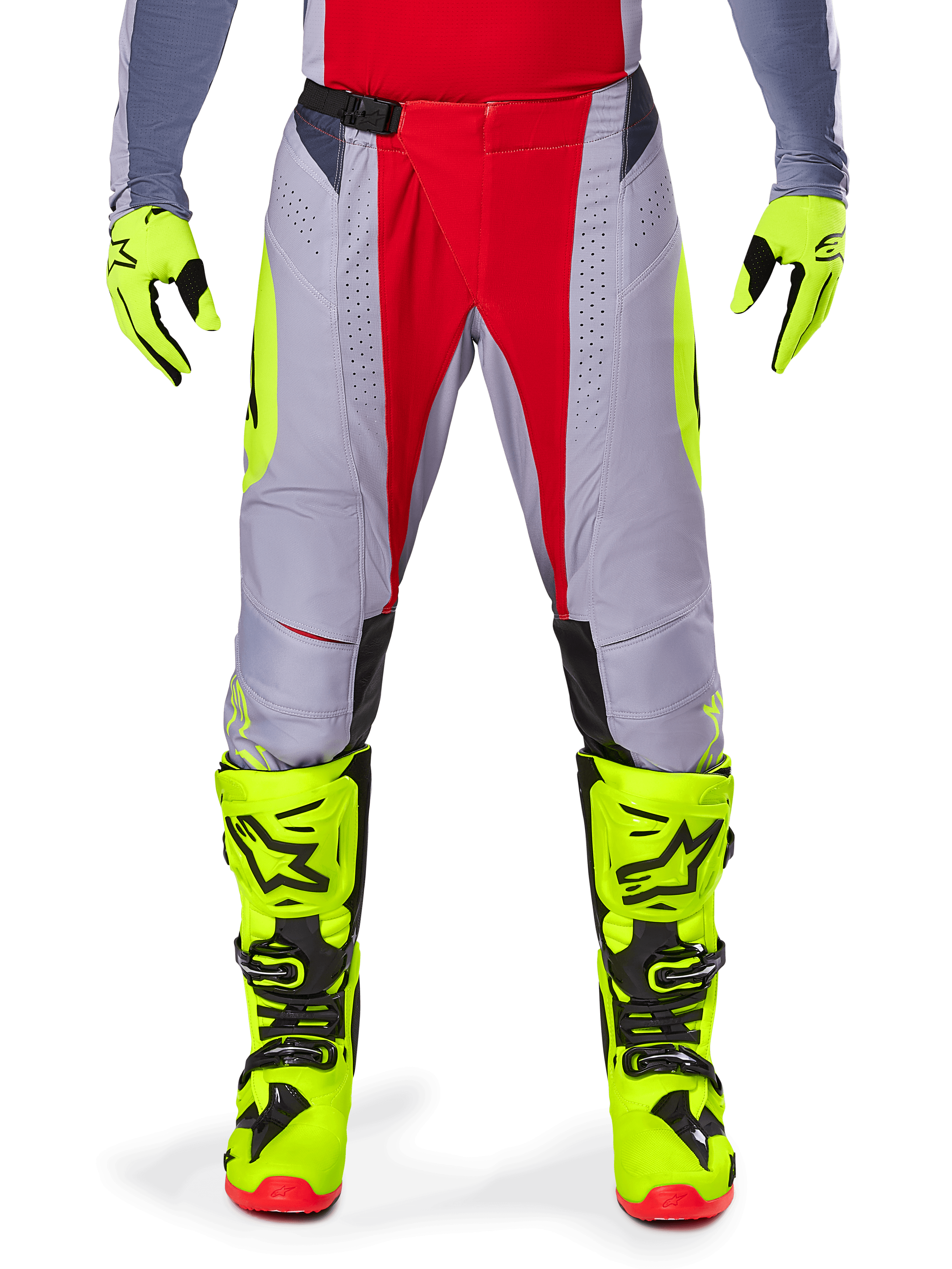 Alpinestars 2025 Techstar Melt bukser, motocrossbukser, rød og grå med neon gule detaljer, vist med matchende neon gule handsker og støvler, udstyret med magnetisk taljespænde og laser-skårne perforeringer til ventilation