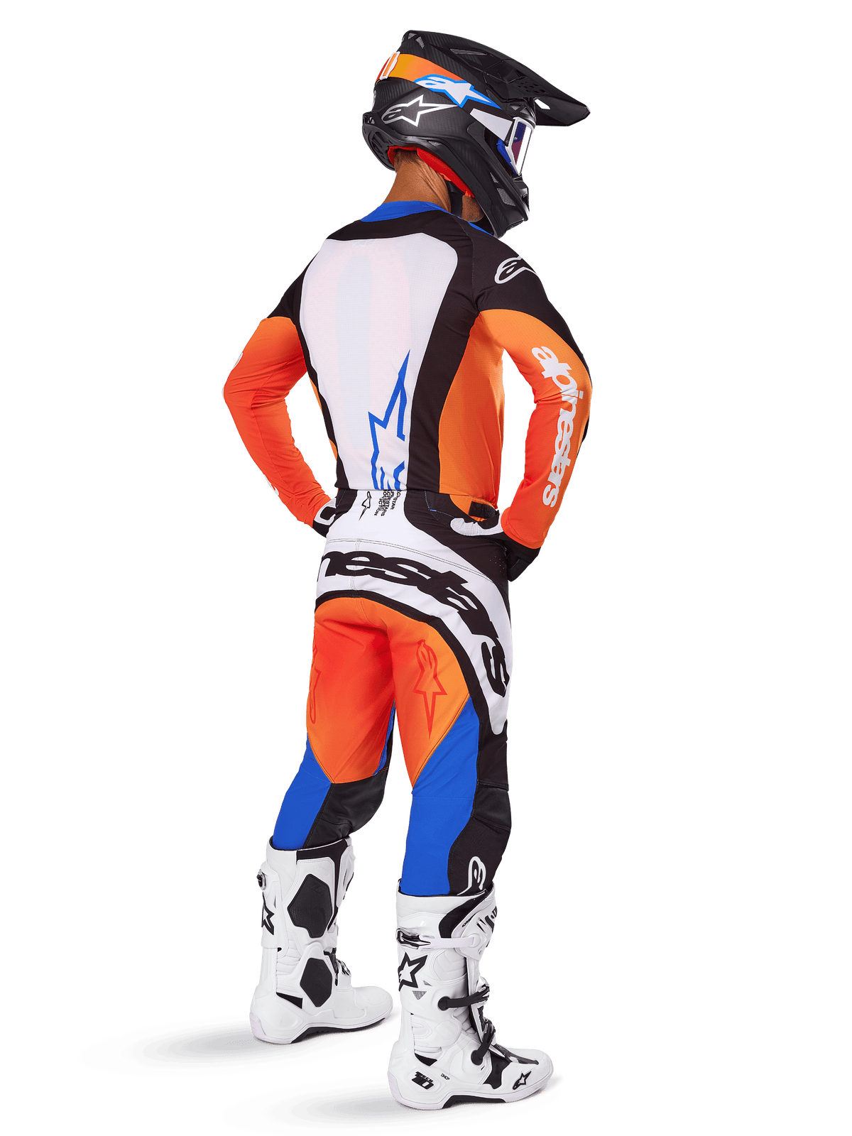 Alpinestars 2025 Techstar Melt Gear Set, motocrosskører set bagfra iført orange og blå jersey med hvidt rygpanel og matchende bukser, med stort hvidt branding, sort motocrosshjelm og hvide racerstøvler.