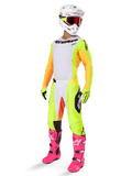 Alpinestars 2025 Techstar Melt-udstyrssæt, komplet motocross-raceroutfit, hvid jersey med gule og orange ærmer, neongule bukser, lyserøde støvler, hvid hjelm med røde goggles, gule handsker, farverigt racerudstyr