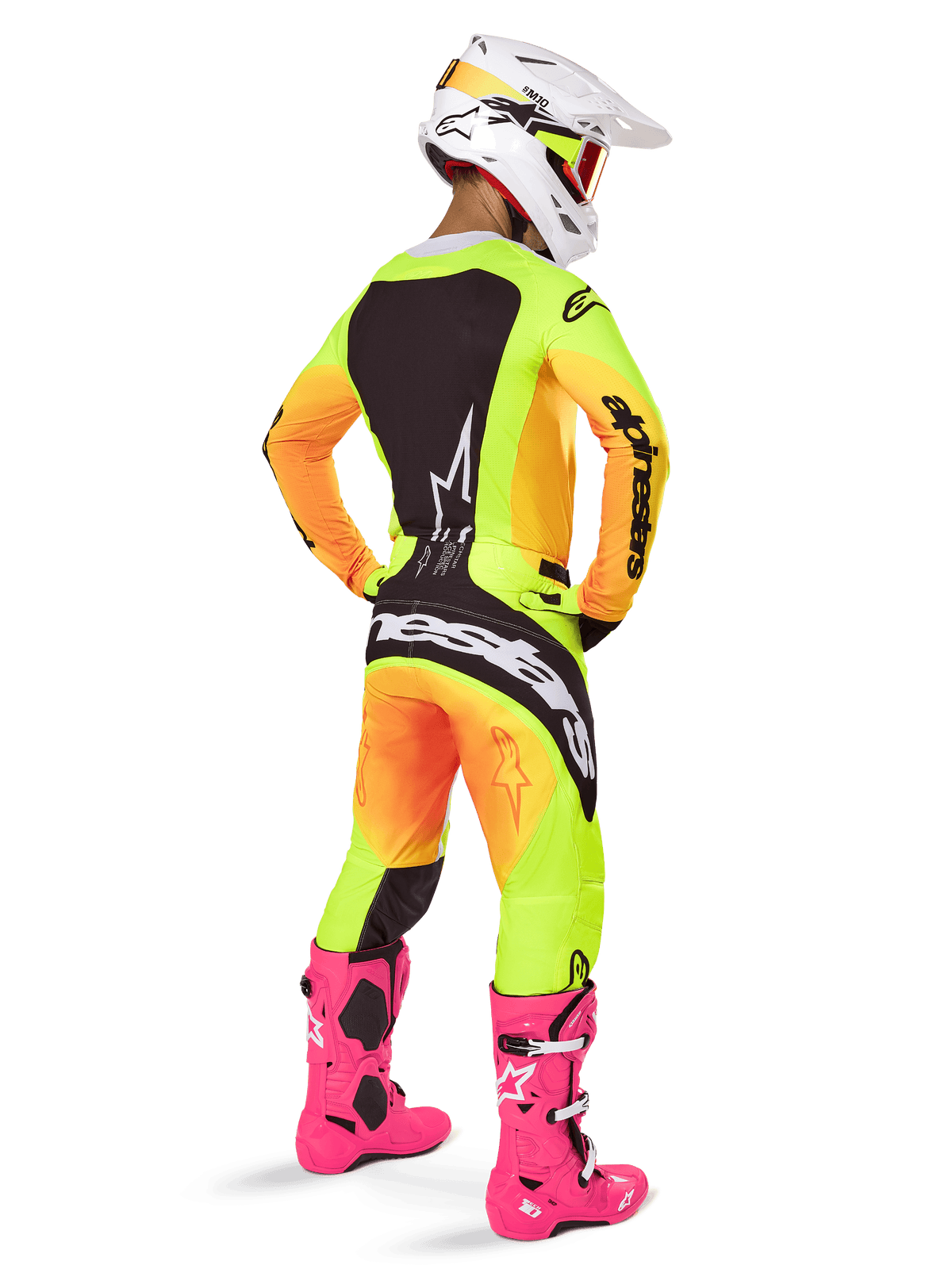 Alpinestars 2025 Techstar Melt udstyrssæt, motocrosskører set bagfra, gul og orange graduerede jersey og bukser med sorte paneler, hvid hjelm med røde goggles, stærkt lyserøde støvler, koordineret racing-outfit til off-road performance