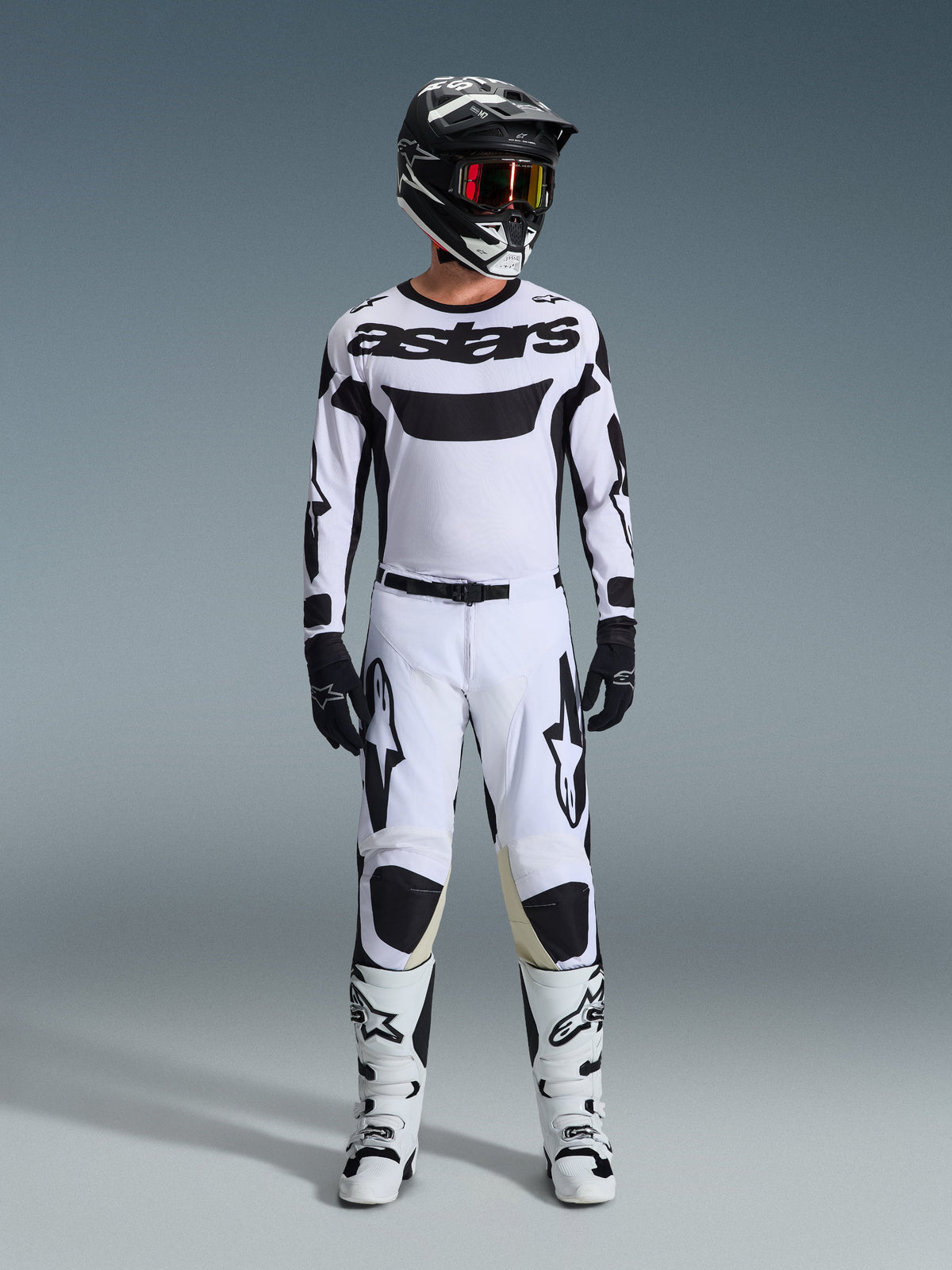 Alpinestars 2026 Racer Riway udstyrssæt, motocross-outfit, hvid og sort, komplet racersæt med en hvid trøje med sort Alpinestars-branding, matchende hvide bukser med sorte detaljer, sort hjelm og hvide støvler, professionelt off-road racerudstyr