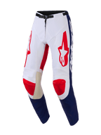 Alpinestars 2026 Racer Riway bukser, motocrossbukser, hvid, blå og rød, med røde Astar-logoer på lårene, blå paneler på underbenene, beige læderforstærkninger på indersiden af knæene og et sort magnetisk taljespænde, holdbart design til terrænkørsel