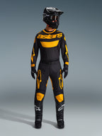 Alpinestars 2026 Racer Riway bukser, motocross-bukser, gul og sort, bæres som et komplet racersæt med matchende langærmet jersey, sort hjelm, sorte goggles og sorte støvler med hvide stjernelogoer, professionelt terrænkørselsudstyr