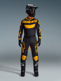 Alpinestars 2026 Racer Riway Gear Set, komplet motocross-raceroutfit, sort trøje med gul astars-branding, sorte bukser med gule detaljer på knæ og lår, matchende sort hjelm, goggles, handsker og støvler, professionelt off-road-tøj