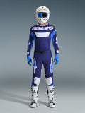 Alpinestars 2026 Racer Riway Gear Set, komplet motocross-racerudstyr, mørkeblå og lyseblå jersey med hvid 'astars'-tekst, matchende bukser med hvide detaljer, hvid hjelm med blå goggles og hvide off-road-støvler.