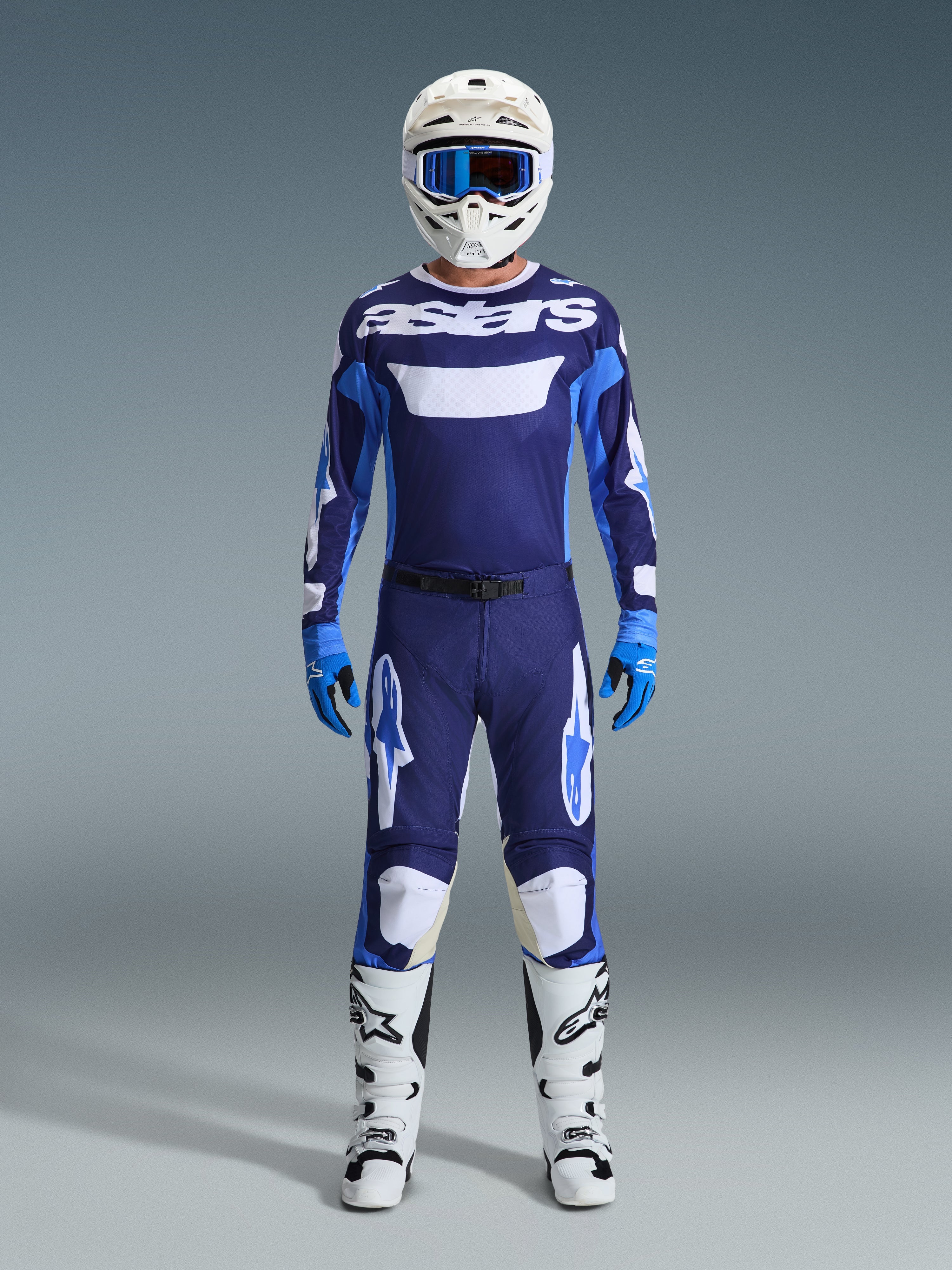 Alpinestars 2026 Racer Riway Gear Set, komplet motocross-racerudstyr, mørkeblå og lyseblå jersey med hvid 'astars'-tekst, matchende bukser med hvide detaljer, hvid hjelm med blå goggles og hvide off-road-støvler.