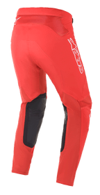 Alpinestars Supertech Blaze bukser, motocrossbukser, stærk rød, trekvartvisning bagfra med hvide Alpinestars-logoer og sorte læderforstærkninger på indersiden af knæene, designet til terrænkørsel
