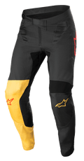 Alpinestars Supertech Blaze bukser, motocrossbukser, sort, varm gul og rød fluo, med et karakteristisk gult knæpanel, røde stjernelogo-detaljer, sikker skraldelukning i taljen og forstærkede beskyttelsespaneler til terrænkørsel.