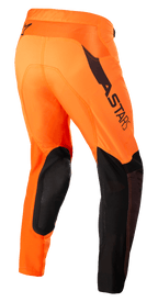 Alpinestars Supertech Blaze bukser, motocross-bukser, orange og sort med fluoriserende gul, set bagfra i trekvart vinkel, der viser sorte knæforstærkninger i læder, ASTARS-branding på låret og åndbare mesh-paneler, designet til professionel terrænkørsel