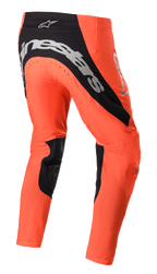 Alpinestars 2023 Supertech Risen bukser, motocrossbukser, Hot Orange og sort, set bagfra med markant sølvfarvet branding på sædet, sorte indvendige benpaneler og perforerede ventilationszoner til off-road racing.
