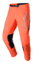Alpinestars 2023 Supertech Risen bukser, motocross racerbukser, orange og sort, med et gråt stjernelogo på låret, justerbar spændelukning, perforerede ventilationszoner og forstærkede sorte paneler på indersiden af benene.