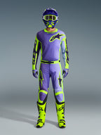 Alpinestars 2026 Racer Portl Gear Set, motocross-outfit, lilla og neongul, komplet køreudstyr med matchende hjelm, handsker og støvler, markant grafisk design med sorte detaljer, professionelt off-road racerudstyr