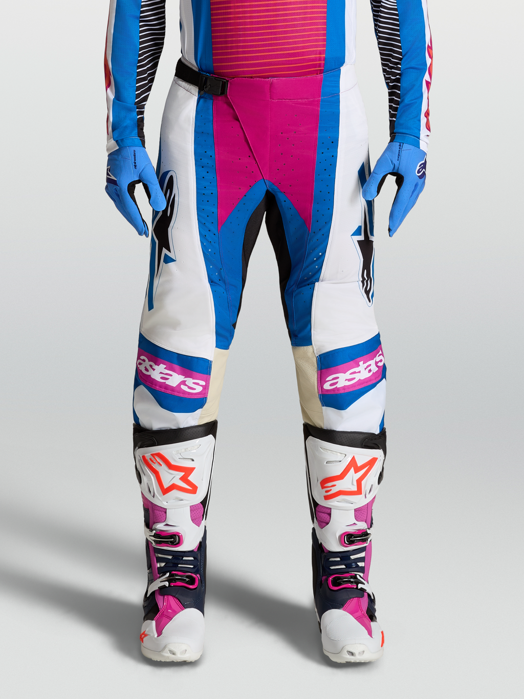 Alpinestars Techstar Maven bukser, hvide og blå motocrossbukser med koralfarvede detaljer og knæpaneler i læder.