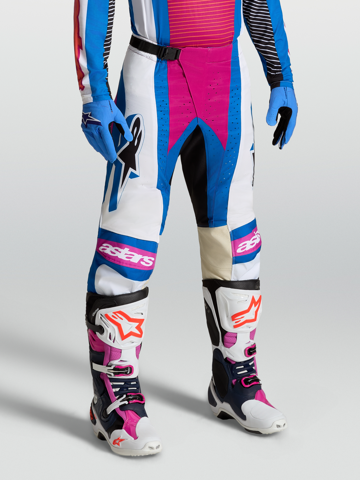 Alpinestars Techstar Maven Bukser, motocrossbukser til mænd, hvid og koralrød med blå accenter, atletisk pasform og Babel knækonstruktion til off-road kørsel