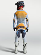 Alpinestars Techstar Maven Bukser, herremotocrossbukser i støvet blå og orange, set bagfra med ergonomisk race-pasform.