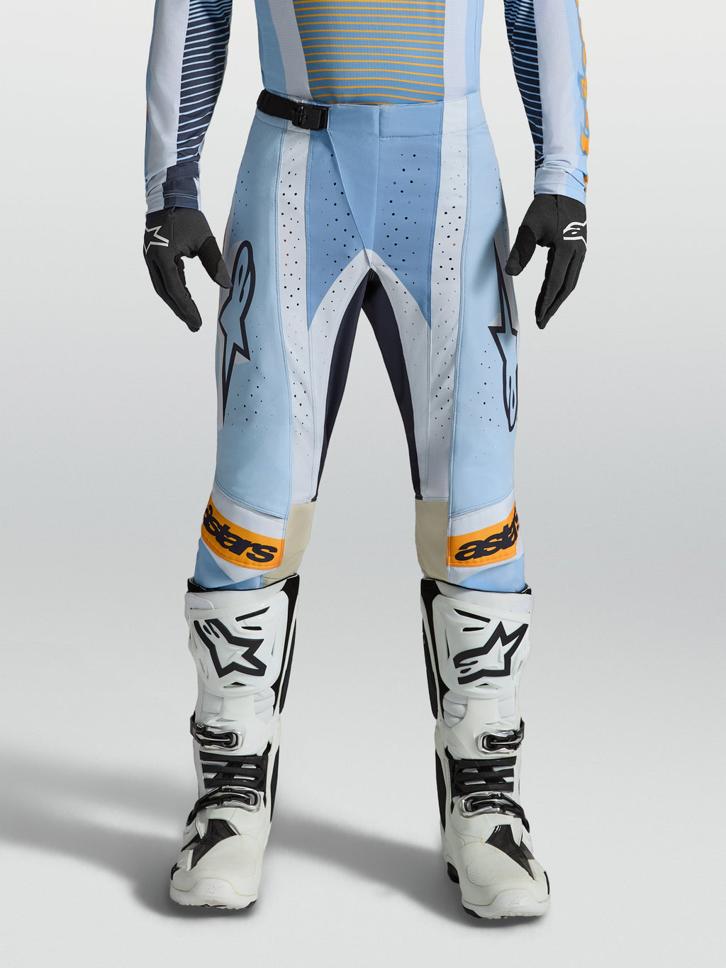 Alpinestars Techstar Maven Bukser, blå og orange motocross-bukser med laserudskåret ventilation og ergonomisk race-pasform.