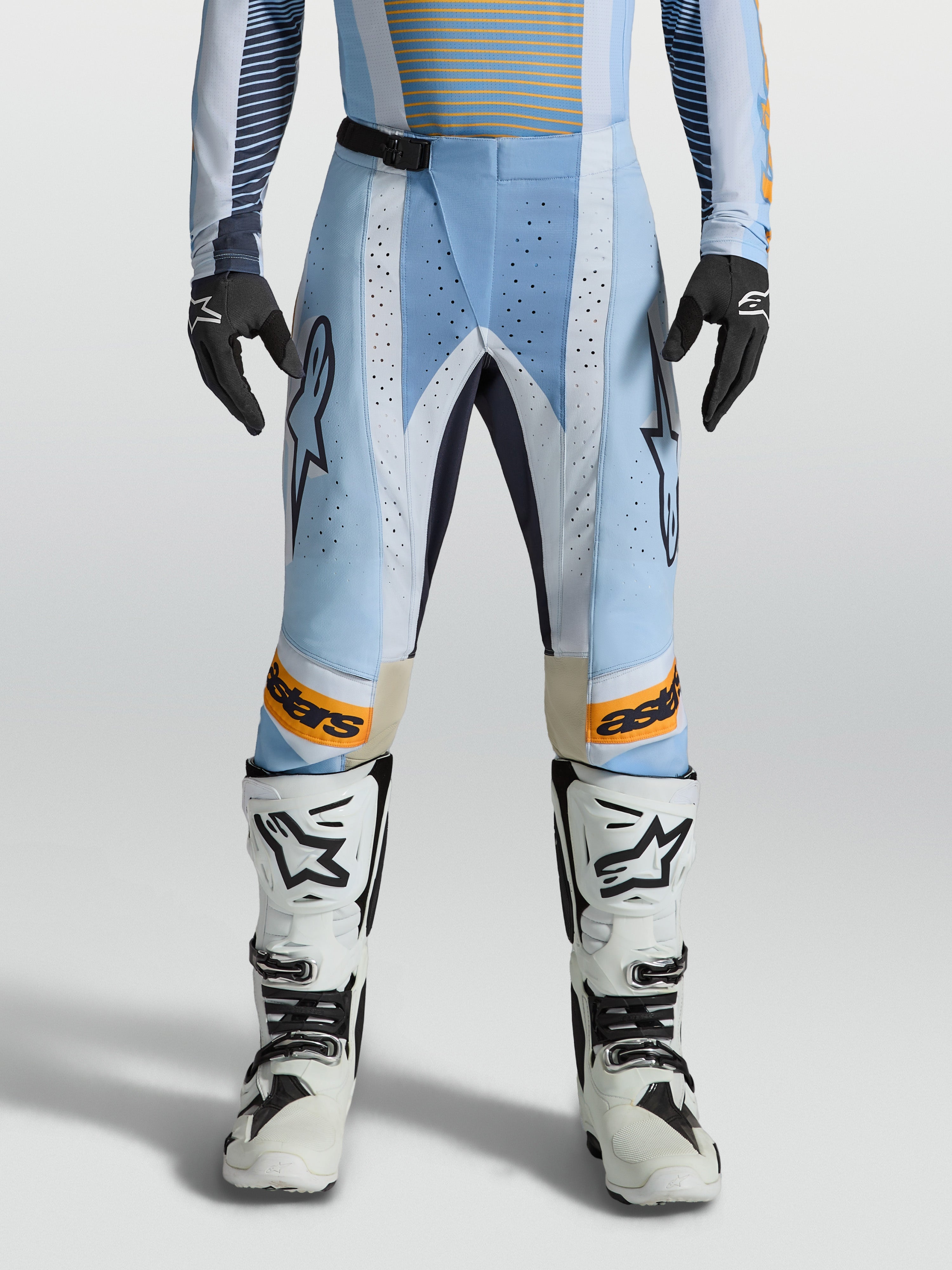Alpinestars Techstar Maven Bukser, blå og orange motocross-bukser med laserudskåret ventilation og ergonomisk race-pasform.