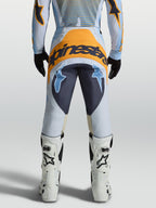 Alpinestars Techstar Maven Bukser, herre-motocrossbukser til terrænkørsel, blå og orange, 600D polytekstil, set bagfra på rytter.