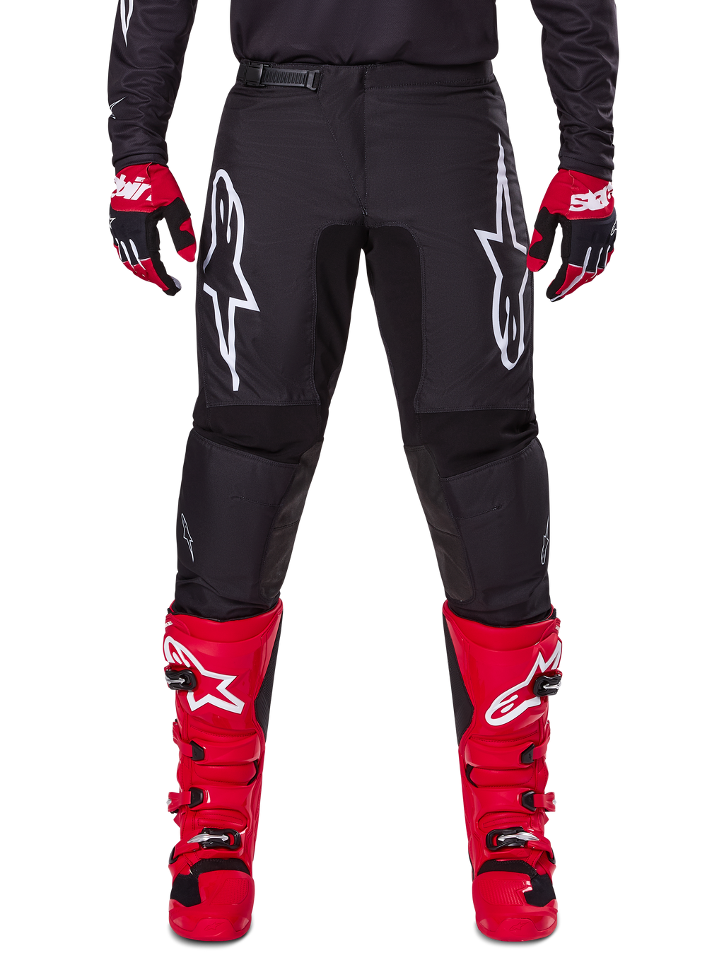 Alpinestars 2025 Fluid Haul udstyrssæt, sorte motocrossbukser med hvide Astars-logoer på lårene, kombineret med stærke røde støvler og røde og sorte handsker, koordineret motocross-outfit til terrænkørsel