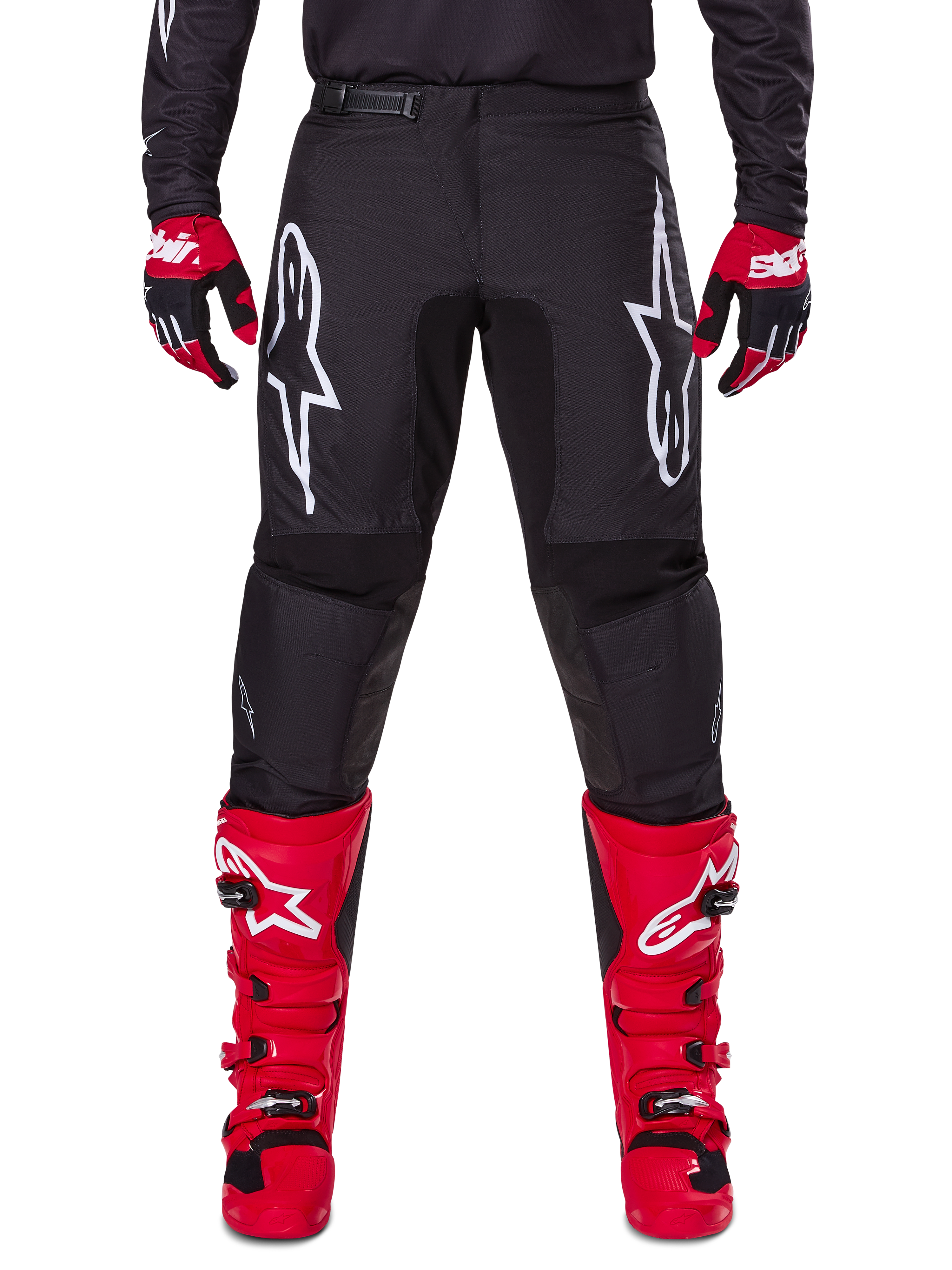 Alpinestars 2025 Fluid Haul udstyrssæt, sorte motocrossbukser med hvide Astars-logoer på lårene, kombineret med stærke røde støvler og røde og sorte handsker, koordineret motocross-outfit til terrænkørsel