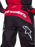 Alpinestars 2025 Fluid Haul bukser, motocrossbukser, sort og rød, set bagfra med hvidt Alpinestars-logo på et rødt sædepanel, holdbar polyfabric-konstruktion med elastisk talje til off-road kørsel