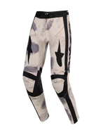 Alpinestars 2026 Racer Lahnd bukser, motocross-bukser, Sand Camo, med råhvid base og grå og sorte penselstrøgsmønstre, sort stjernegrafik på lårene, forstærkede sorte knæpaneler og justerbart taljespænde, ergonomisk off-road racing-design