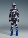 Alpinestars 2026 Racer Lahnd udstyrssæt, motocross-outfit, sort og hvid med abstrakt Iron Camo-mønster, kombineret med blå og hvid hjelm og pangblå støvler, komplet racersæt til off-road performance