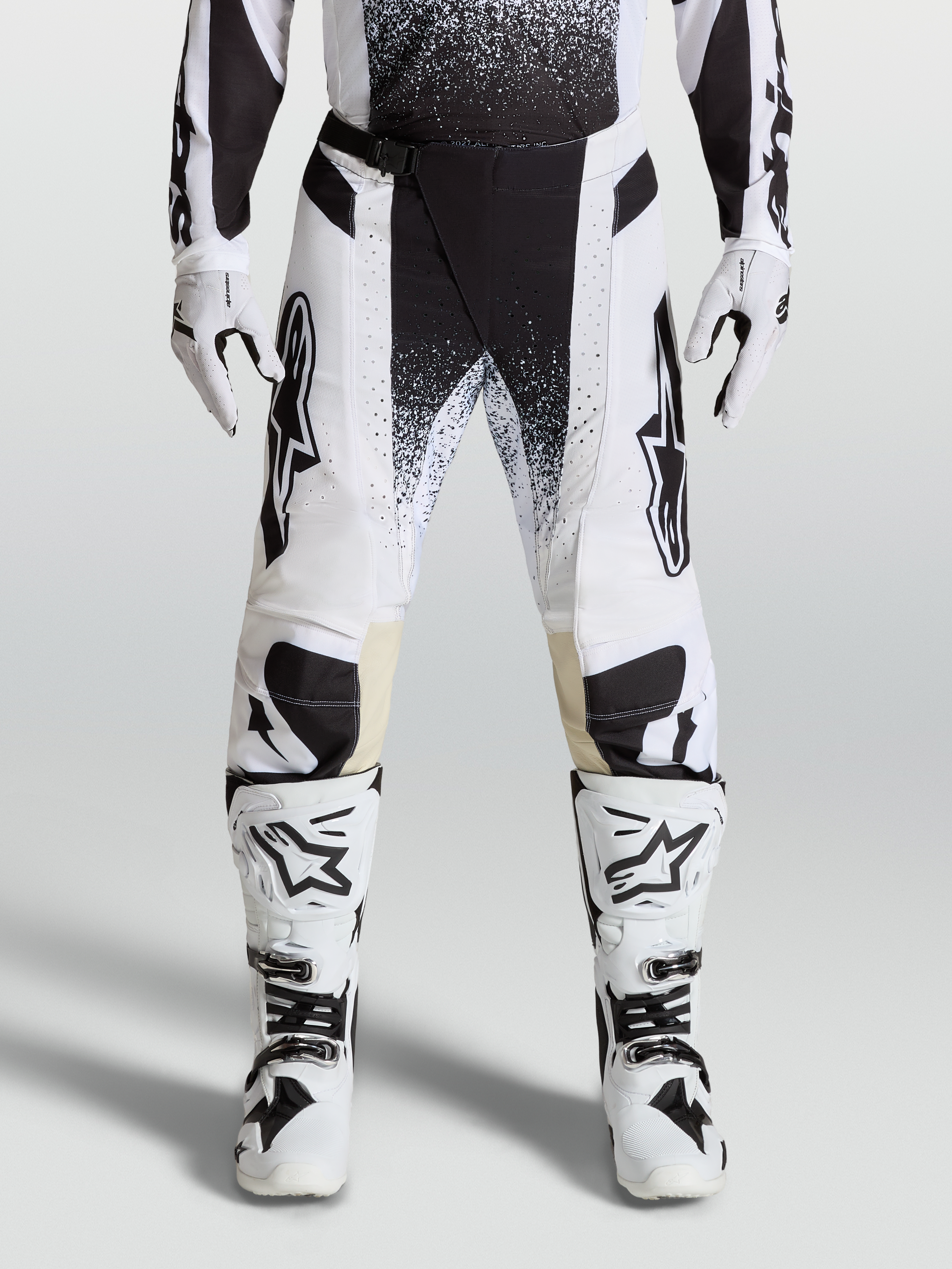 Alpinestars Techstar Swan bukser, sort og hvid motocrossbukser, on-model med racersæt, strækmaterialer og 600D polyfabric.