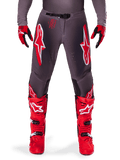 Alpinestars 2025 Supertech Lipan bukser, motocross-bukser, Smoke Bright Red, gråt chassis med markante røde og hvide logoer, vist med røde racingstøvler og handsker, perforeret ventilation, højtydende off-road udstyr