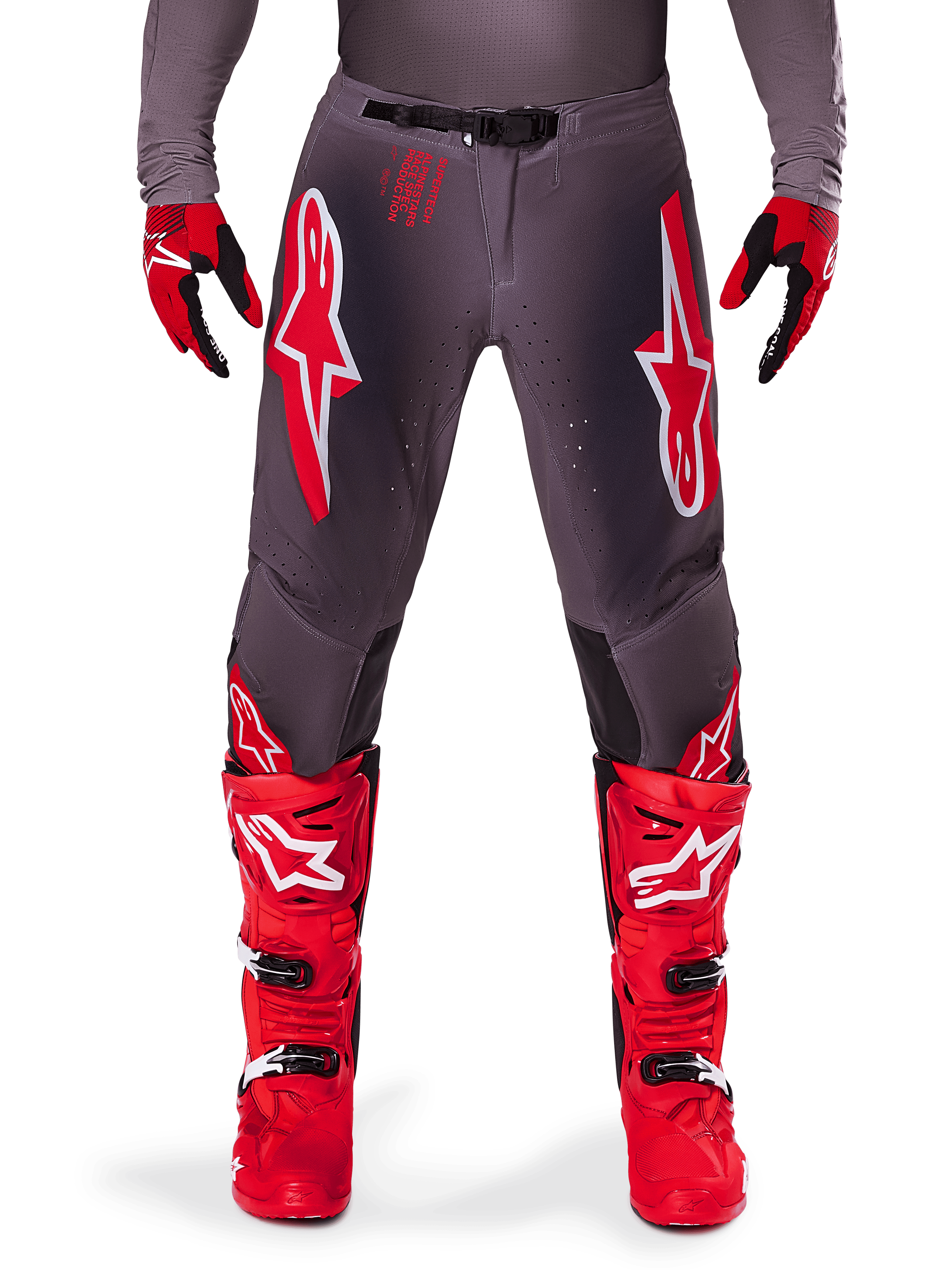 Alpinestars 2025 Supertech Lipan bukser, motocross-bukser, Smoke Bright Red, gråt chassis med markante røde og hvide logoer, vist med røde racingstøvler og handsker, perforeret ventilation, højtydende off-road udstyr