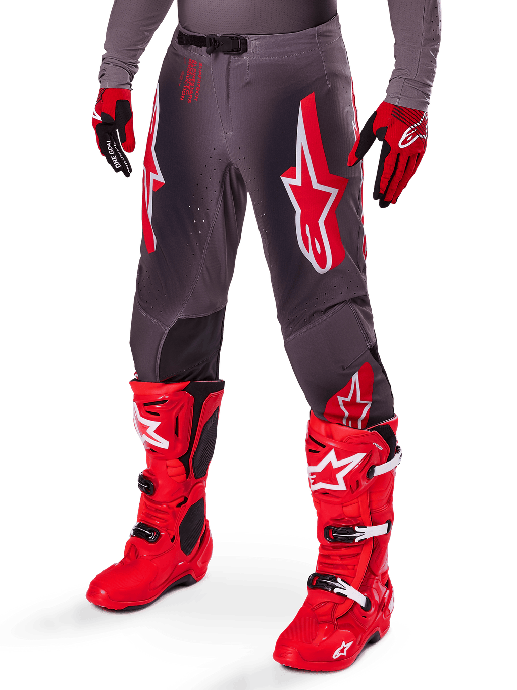 Alpinestars 2025 Supertech Lipan-udstyrssæt, grå motocrossbukser med markante røde og hvide stjernelogoer, kombineret med klare røde performancestøvler og røde og sorte handsker, designet til racing på professionelt niveau