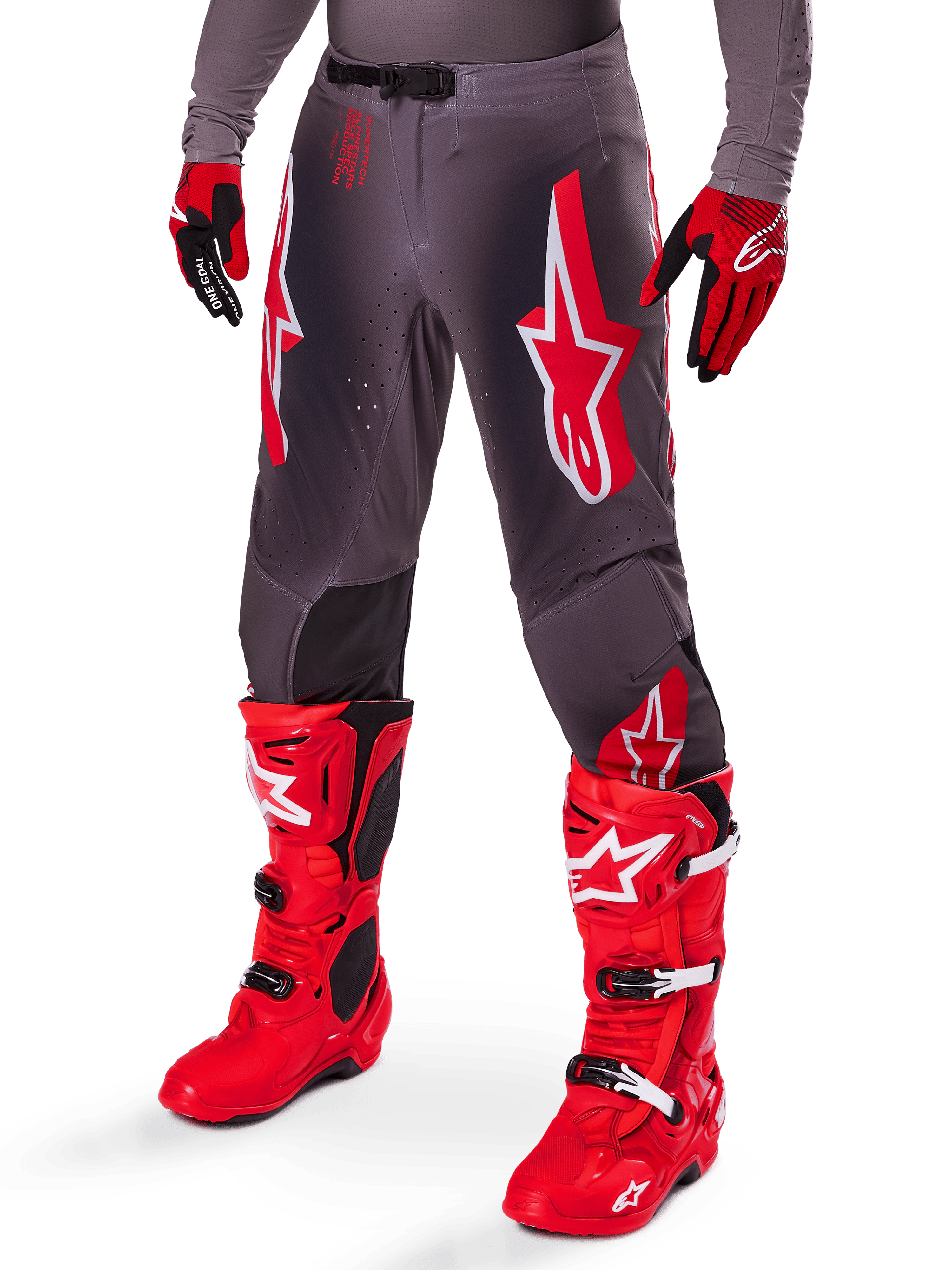 Alpinestars 2025 Supertech Lipan-udstyrssæt, grå motocrossbukser med markante røde og hvide stjernelogoer, kombineret med klare røde performancestøvler og røde og sorte handsker, designet til racing på professionelt niveau