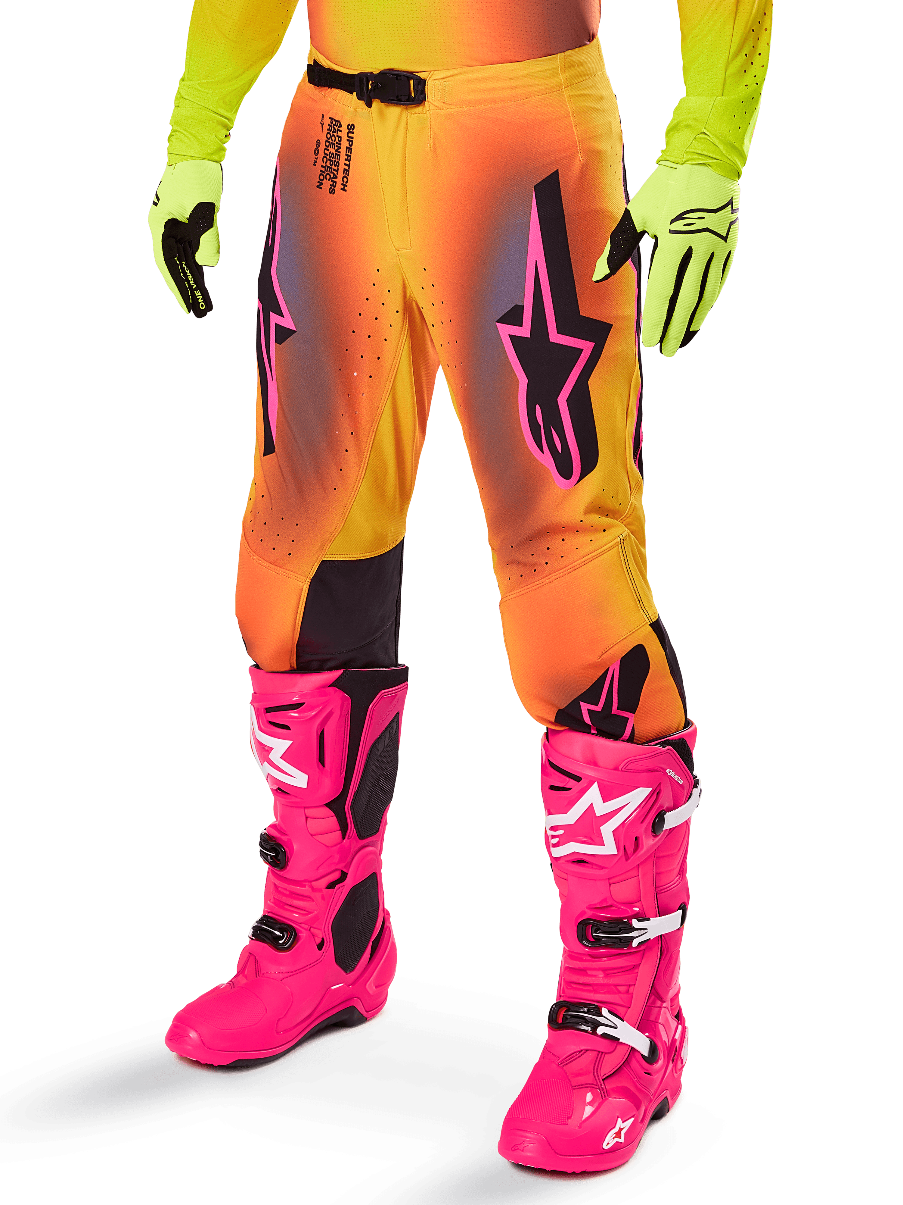 Alpinestars 2025 Supertech Lipan udstyrssæt, motocross-bukser, gul og orange farveovergang med pink og lilla detaljer, markante sorte Alpinestars-logoer på lårene, båret med gule handsker og pink motocross-støvler