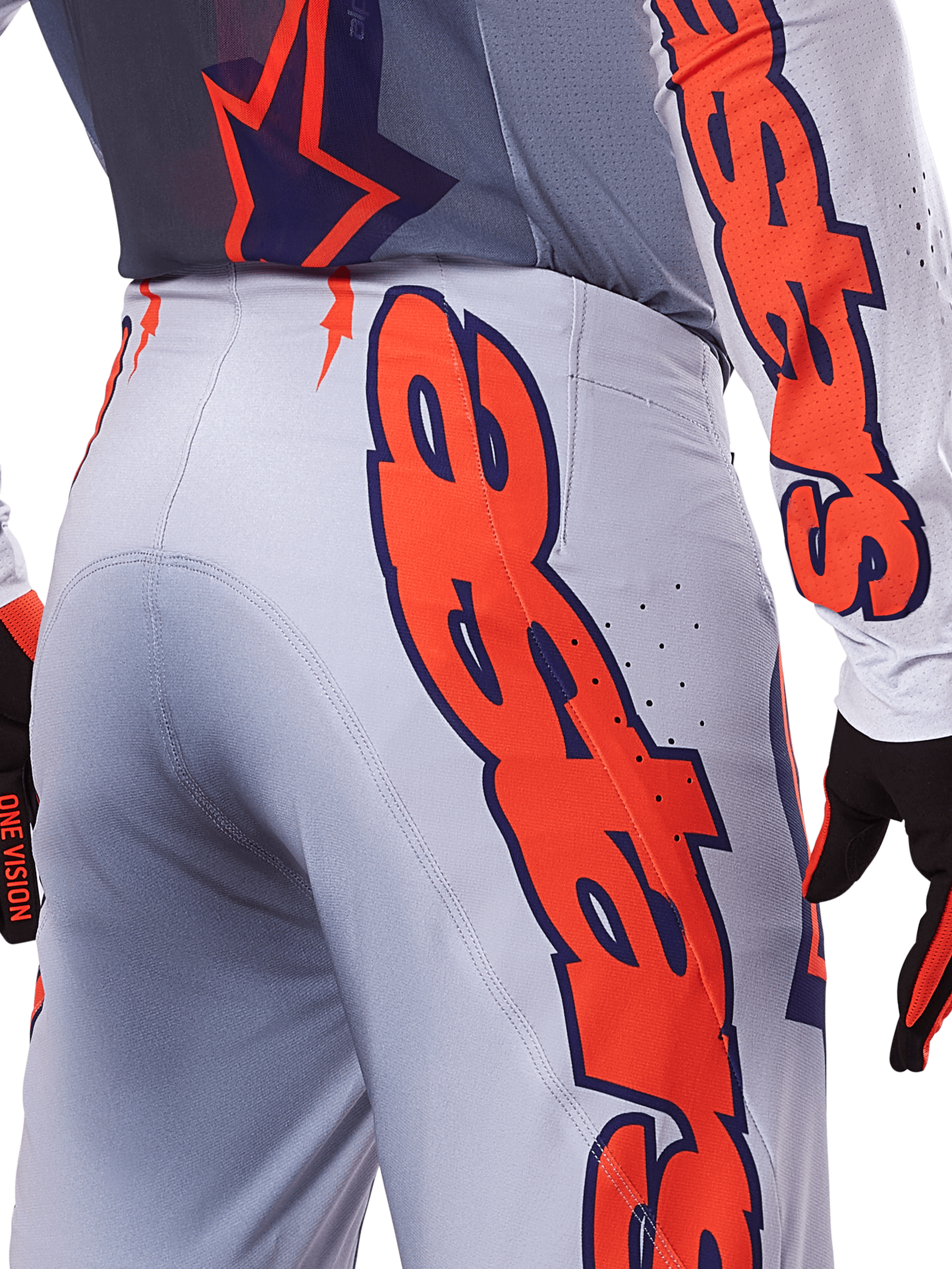 Alpinestars 2025 Supertech Lipan bukser og jersey, motocross-udstyrssæt, grå og fluoriserende orange, nærbillede af siden og bagsiden, der viser stort orange Alpinestars-branding, performance rip-stop-stof med perforeret ventilation