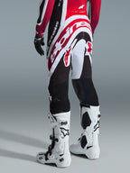 Alpinestars 2026 Supertech AFD Vista bukser, motocross-bukser, sort, rød og hvid, set bagfra på en kører, båret med hvide Tech 10-støvler og en matchende jersey, atletisk race-pasform til elite-performance i terrænkørsel