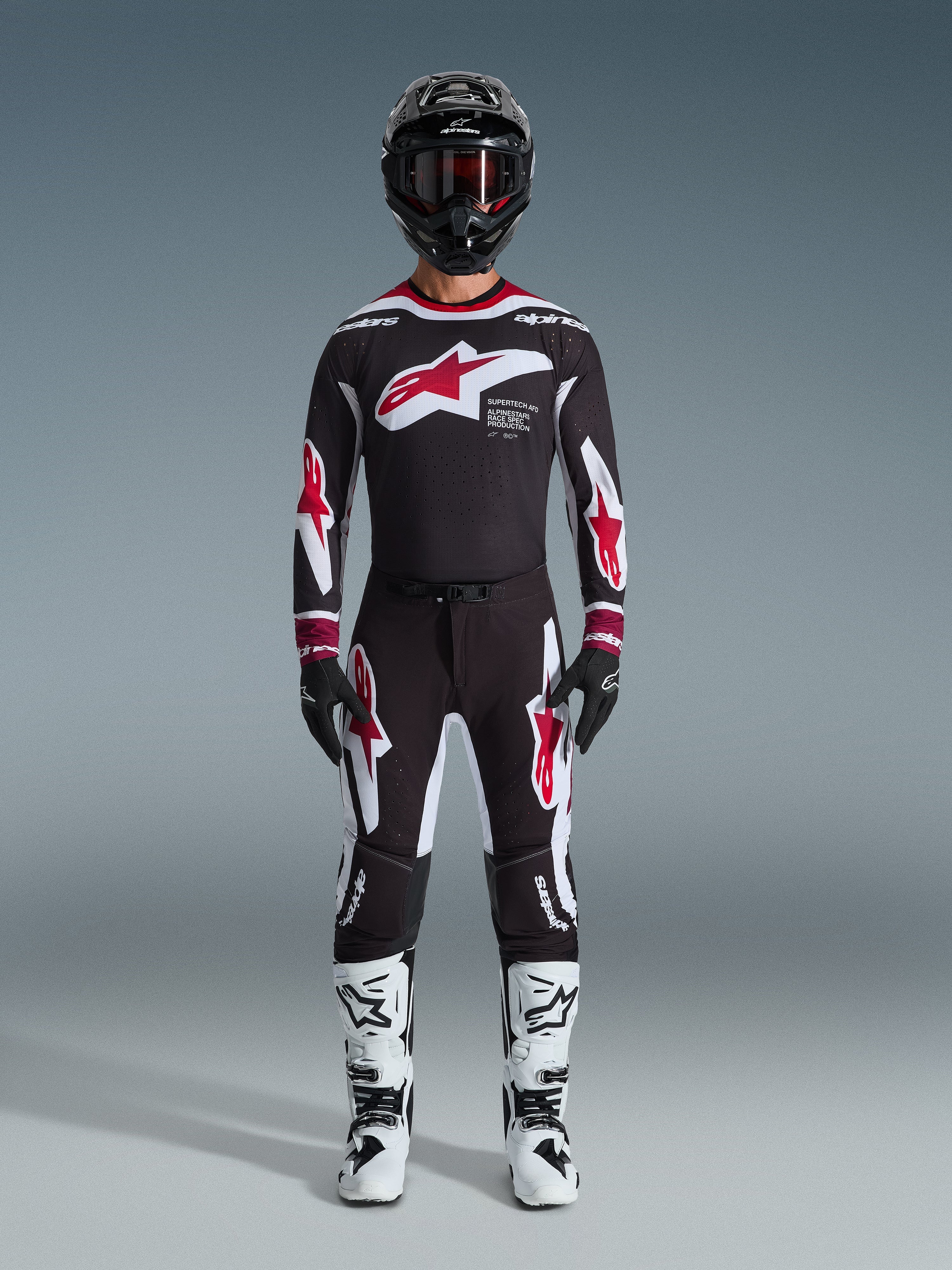 Alpinestars 2026 Supertech AFD Vista Gear Set, motocross-udstyr, sort med røde og hvide detaljer, komplet raceroutfit inklusiv trøje og bukser med stjerne-logo design, sort hjelm og hvide støvler, professionel MX-beklædning til terrænkørsel