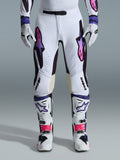 Alpinestars 2026 Supertech AFD Vista bukser, motocross-bukser, hvid, lilla og sort, båret med matchende hvide støvler og handsker, med pink-til-lilla gradient Astars-logoer på lårene, professionelt racing-design til off-road-performance.