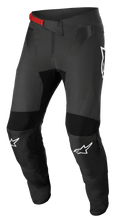 Alpinestars Supertech Foster bukser, motocross racing-bukser, sort og grå med rødt spænde i taljen, hvide knælogoer, forstærket knæ- og lårbeskyttelse, ventilerede mesh-paneler og en tætsiddende pasform til aktiv kørsel