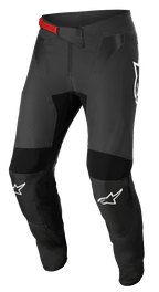 Alpinestars Supertech Foster bukser, motocross racing-bukser, sort og grå med rødt spænde i taljen, hvide knælogoer, forstærket knæ- og lårbeskyttelse, ventilerede mesh-paneler og en tætsiddende pasform til aktiv kørsel