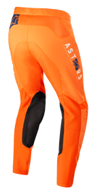 Alpinestars Supertech Foster bukser, motocross-bukser, orange, med sorte indvendige knæpaneler, hvid og blå ASTARS-branding på benet, avanceret stretch rip-stop-konstruktion, set bagfra fra siden