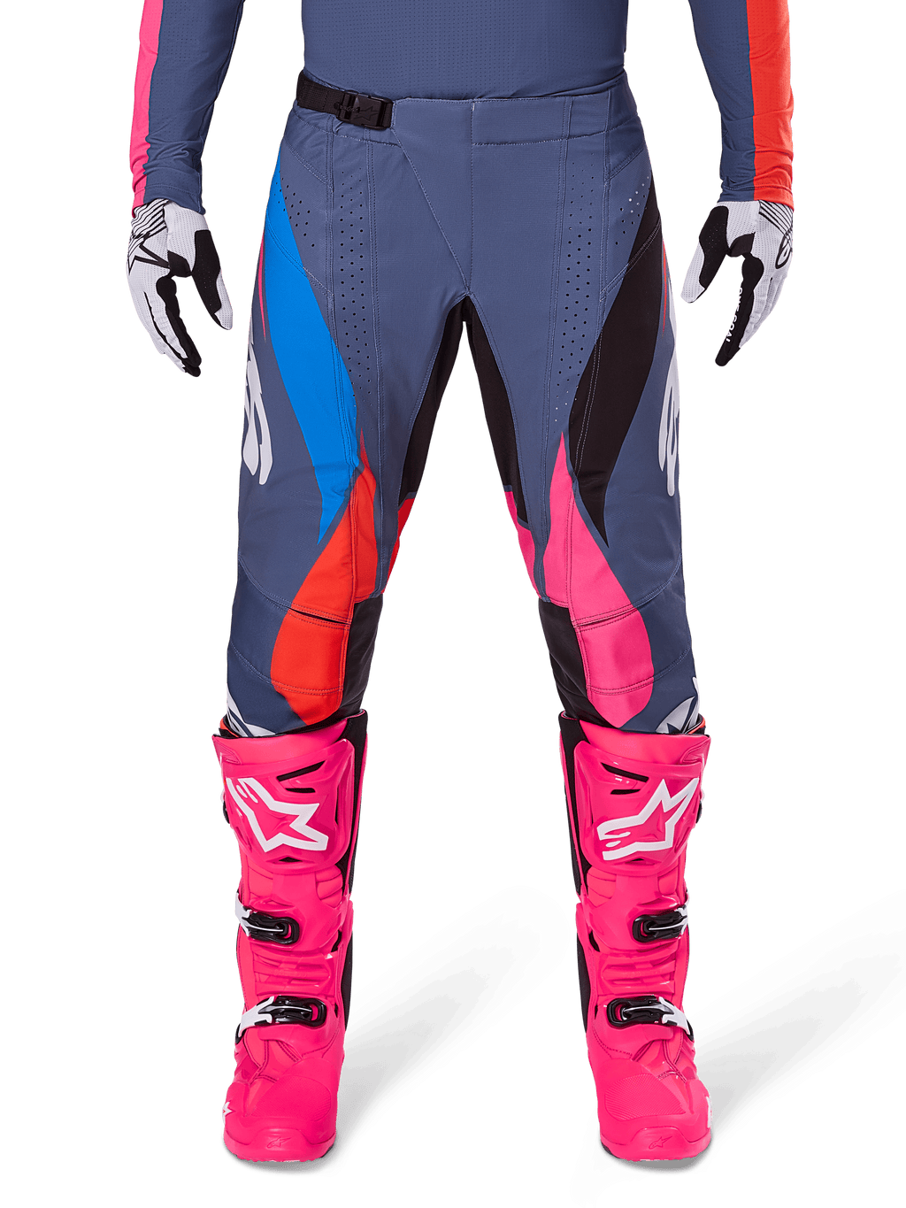 Alpinestars 2025 Techstar Dreem bukser, motocrossbukser, grå multifarvet med blå, lyserøde og orange detaljer, båret med stærkt lyserøde støvler og hvide og sorte handsker, med laserskårne perforeringer på lårene og et magnetisk taljespænde, atletisk race-fit udstyr til terrænkonkurrence