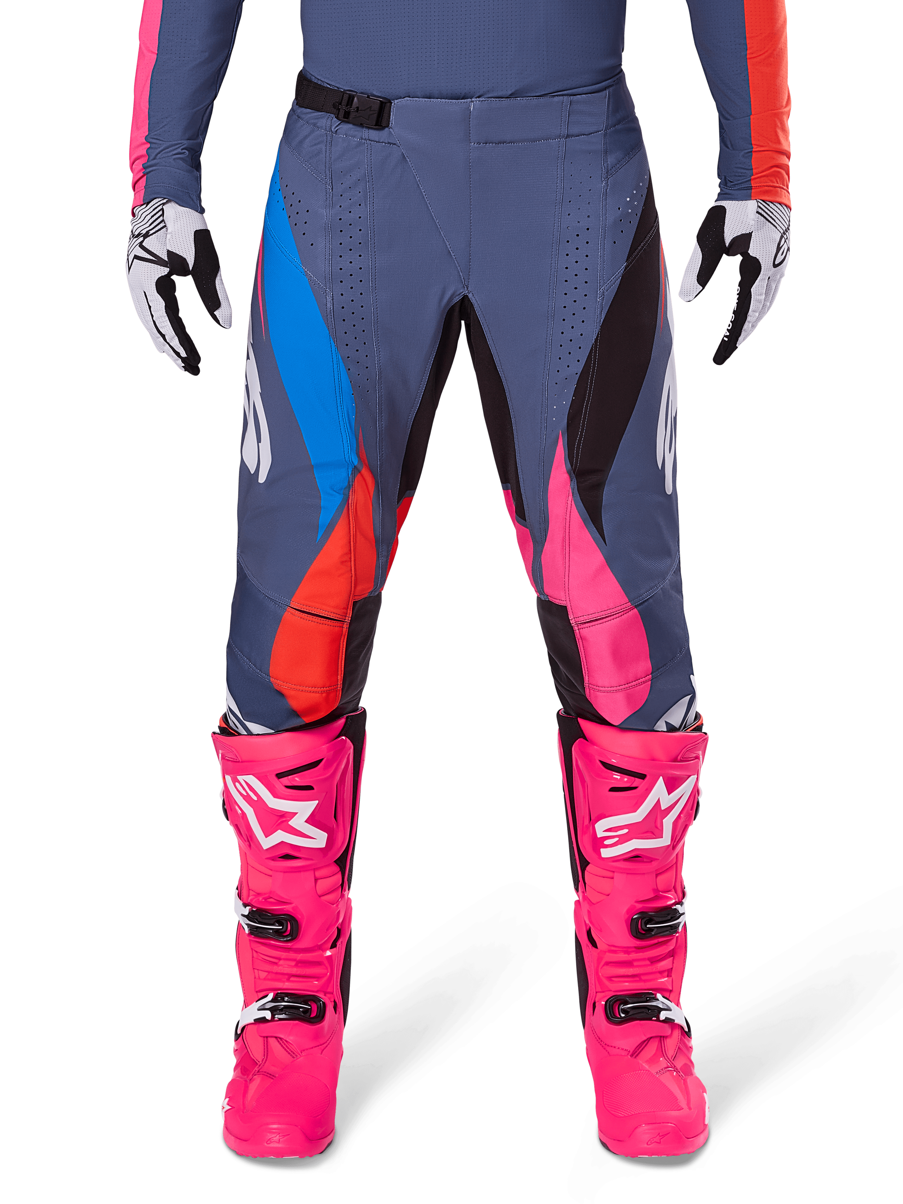 Alpinestars 2025 Techstar Dreem bukser, motocrossbukser, grå multifarvet med blå, lyserøde og orange detaljer, båret med stærkt lyserøde støvler og hvide og sorte handsker, med laserskårne perforeringer på lårene og et magnetisk taljespænde, atletisk race-fit udstyr til terrænkonkurrence