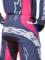 Alpinestars 2025 Techstar Dreem bukser, motocrossbukser, grå multifarvet med lyserøde og røde detaljer, bagfra visning af sæde og talje med stort hvidt logo, atletisk race-pasform med matchende handsker